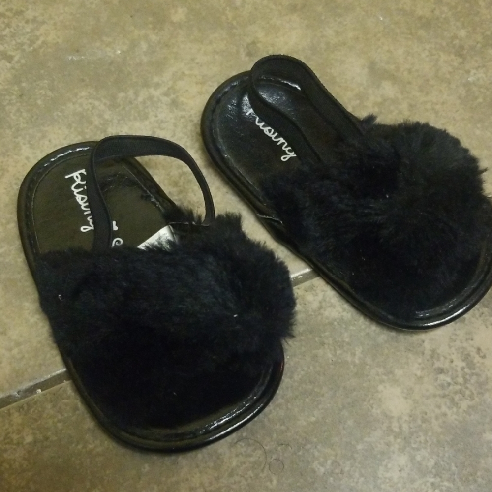 Girls black fur sandal with strap